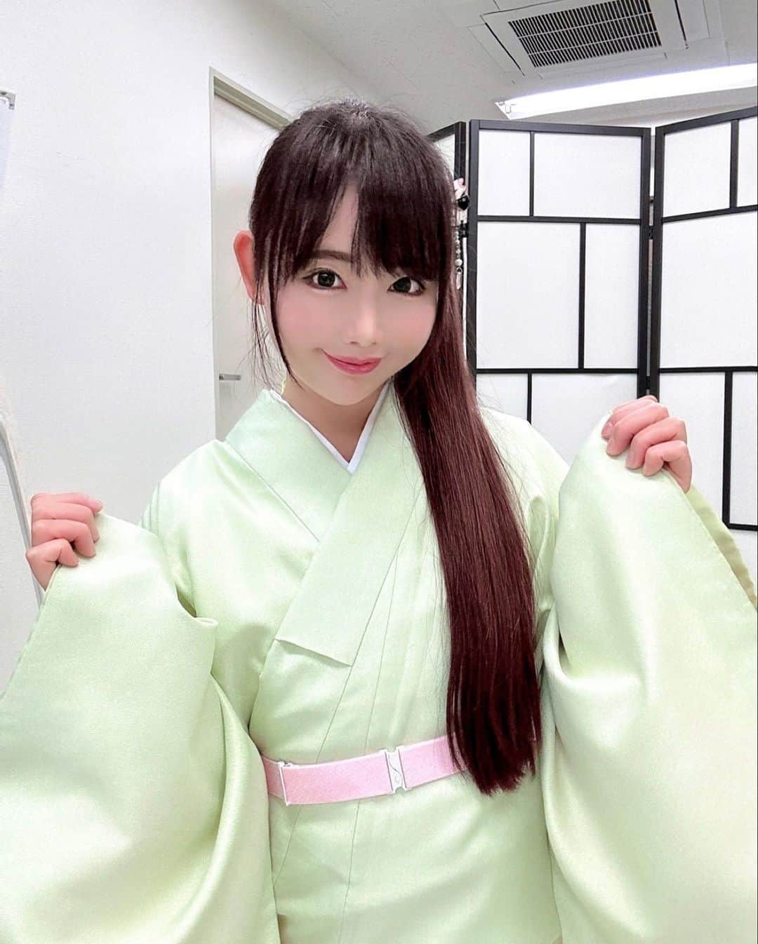 坂地久美さんのインスタグラム写真 - (坂地久美Instagram)「日本和装さん👘 @nihonwasou の、第2回目のお教室に行ってきました❣️  今回は、肌襦袢の綺麗な着方から着物の綺麗な着方と、着物の正しいたたみ方まで学びました💖  帯は次回の第3回目のお教室で学びますが、帯がまだない状態でも着物の着方が分かってすっごくウキウキワクワク嬉しかったです🥰  先生がとっても優しくて丁寧で分かりやすくて手際もめちゃくちゃ良いので、一回のレッスンで盛り沢山に学べて、それにすごくポジティブなことばかりを言ってくださるので、嬉しくて楽しくて着物がどんどん好きになってきました❤️  行って来たばかりなのに、次回のお教室にもう早く行きたくて仕方ありません✨  着物👘を自分で着られるようになったら、いろんなところに着物で行きたいです💞  あえての着物でディズニーも目指してます❣️  それには、しっかり綺麗な着方をマスターして自分でいつでも綺麗に直せるようにできれば、いっぱい着物ではしゃいでも大丈夫なんて夢みたいです😆  無料の着付け教室は、レンタル着物でもやらせてもらえるし自分の着物でもできるので、今回は2パターンで練習をさせて頂きました👘  🌈先ずは第6回まで通うので、毎回レポートして行きますね🌈  どんどん成長できたら良いな❣️❣️  #日本和装に通ってみた #日本和装 #着物 #focustar #着物女子 #kimono #kimonogirl」3月26日 19時09分 - sakachikumi