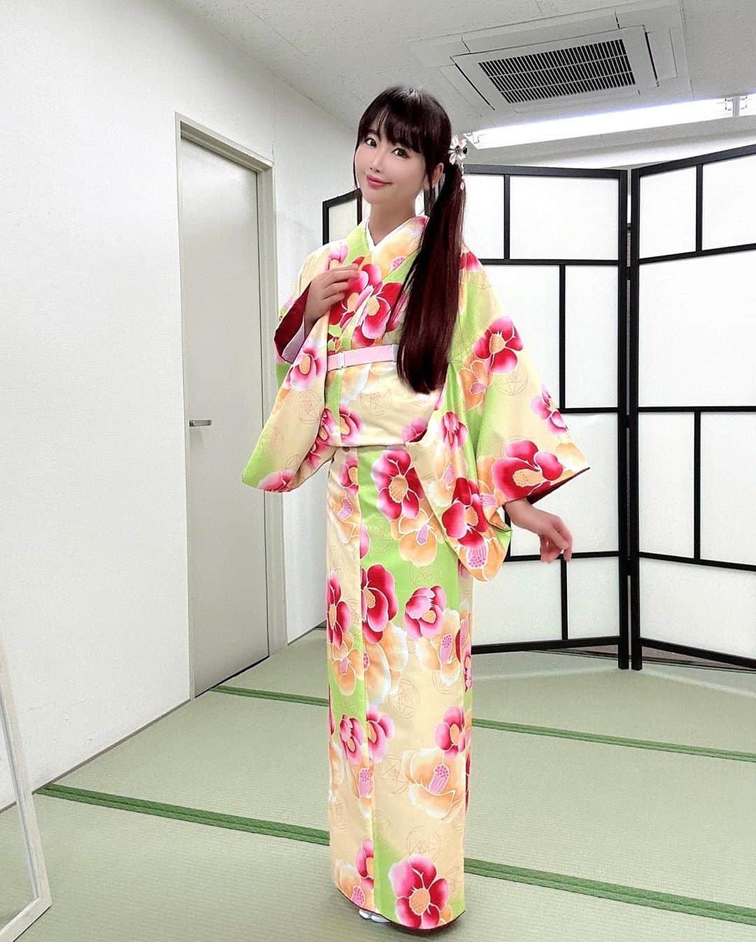坂地久美さんのインスタグラム写真 - (坂地久美Instagram)「日本和装さん👘 @nihonwasou の、第2回目のお教室に行ってきました❣️  今回は、肌襦袢の綺麗な着方から着物の綺麗な着方と、着物の正しいたたみ方まで学びました💖  帯は次回の第3回目のお教室で学びますが、帯がまだない状態でも着物の着方が分かってすっごくウキウキワクワク嬉しかったです🥰  先生がとっても優しくて丁寧で分かりやすくて手際もめちゃくちゃ良いので、一回のレッスンで盛り沢山に学べて、それにすごくポジティブなことばかりを言ってくださるので、嬉しくて楽しくて着物がどんどん好きになってきました❤️  行って来たばかりなのに、次回のお教室にもう早く行きたくて仕方ありません✨  着物👘を自分で着られるようになったら、いろんなところに着物で行きたいです💞  あえての着物でディズニーも目指してます❣️  それには、しっかり綺麗な着方をマスターして自分でいつでも綺麗に直せるようにできれば、いっぱい着物ではしゃいでも大丈夫なんて夢みたいです😆  無料の着付け教室は、レンタル着物でもやらせてもらえるし自分の着物でもできるので、今回は2パターンで練習をさせて頂きました👘  🌈先ずは第6回まで通うので、毎回レポートして行きますね🌈  どんどん成長できたら良いな❣️❣️  #日本和装に通ってみた #日本和装 #着物 #focustar #着物女子 #kimono #kimonogirl」3月26日 19時09分 - sakachikumi