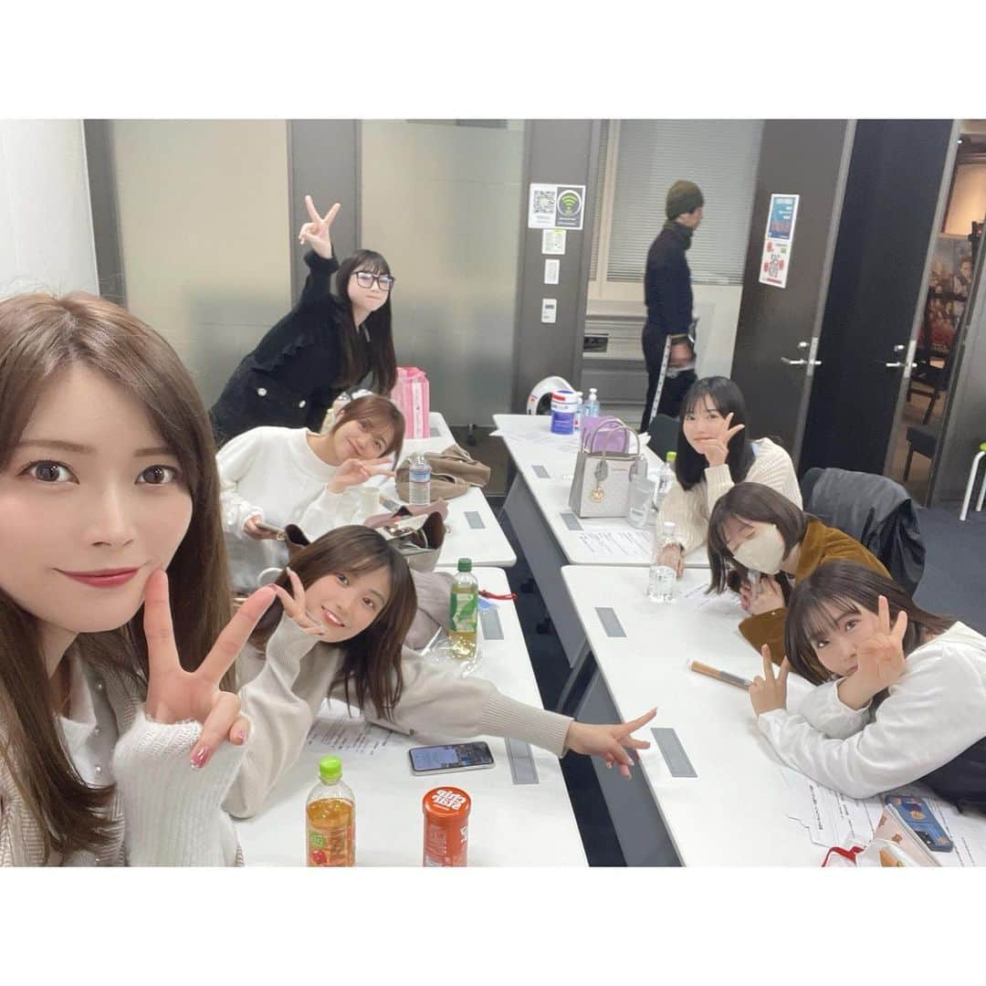 橋本真帆さんのインスタグラム写真 - (橋本真帆Instagram)「♡ . . 昨日は#ゴチャ14 スタジオからでし🫶 残すところあと3回、、一年早いなぁ🥹 残りも楽しんで頑張りますのでぜひ聴いてね💓 . . . . . . . . #mbsラジオ #俺たちゴチャまぜ #有野晋哉 さん #ライダースおしゃれ #フルーツポンチ村上 さん #何のポーズだろう #スピードワゴン井戸田 さん #虫食べて吐いてた 笑 #橋本真帆 #篠崎彩奈 #平川そよ花 #甲斐心愛 #小浜桃奈 #播磨かな #志賀愛咲 #ヤンヤンガールズ」3月26日 19時03分 - maho_hashimoto14