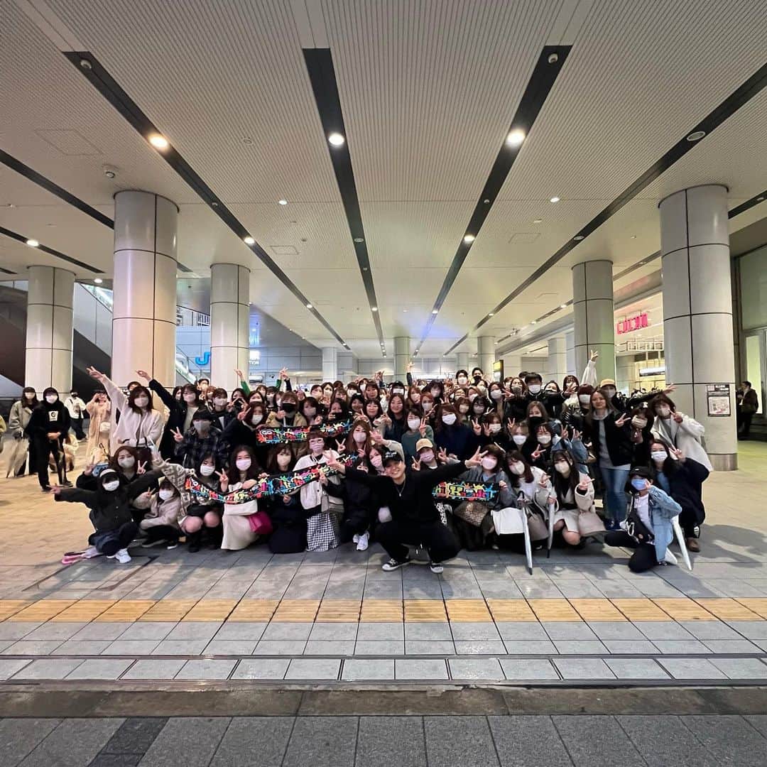 KAZUKI【ANFiNY】のインスタグラム：「本日は大阪路上🐙✨  めっちゃ雨やったのに みんな待っとってくれたの 嬉しすぎたやつ😭  10曲も歌えたしバタバタやったけど みんなと写真も動画も撮れたけん とっても満足であります！笑 協力してくれてありがとう😁  大阪はfamily感が強くて やっぱり大好きな場所。  そんな大阪で今から アフターパーティー💪  初のオフ会が開催出ることが 本当に嬉しくてたまらぬ🫣  みんなで楽しい会にしような❤️  #髙橋一輝 #大阪路上 #路上LIVE」