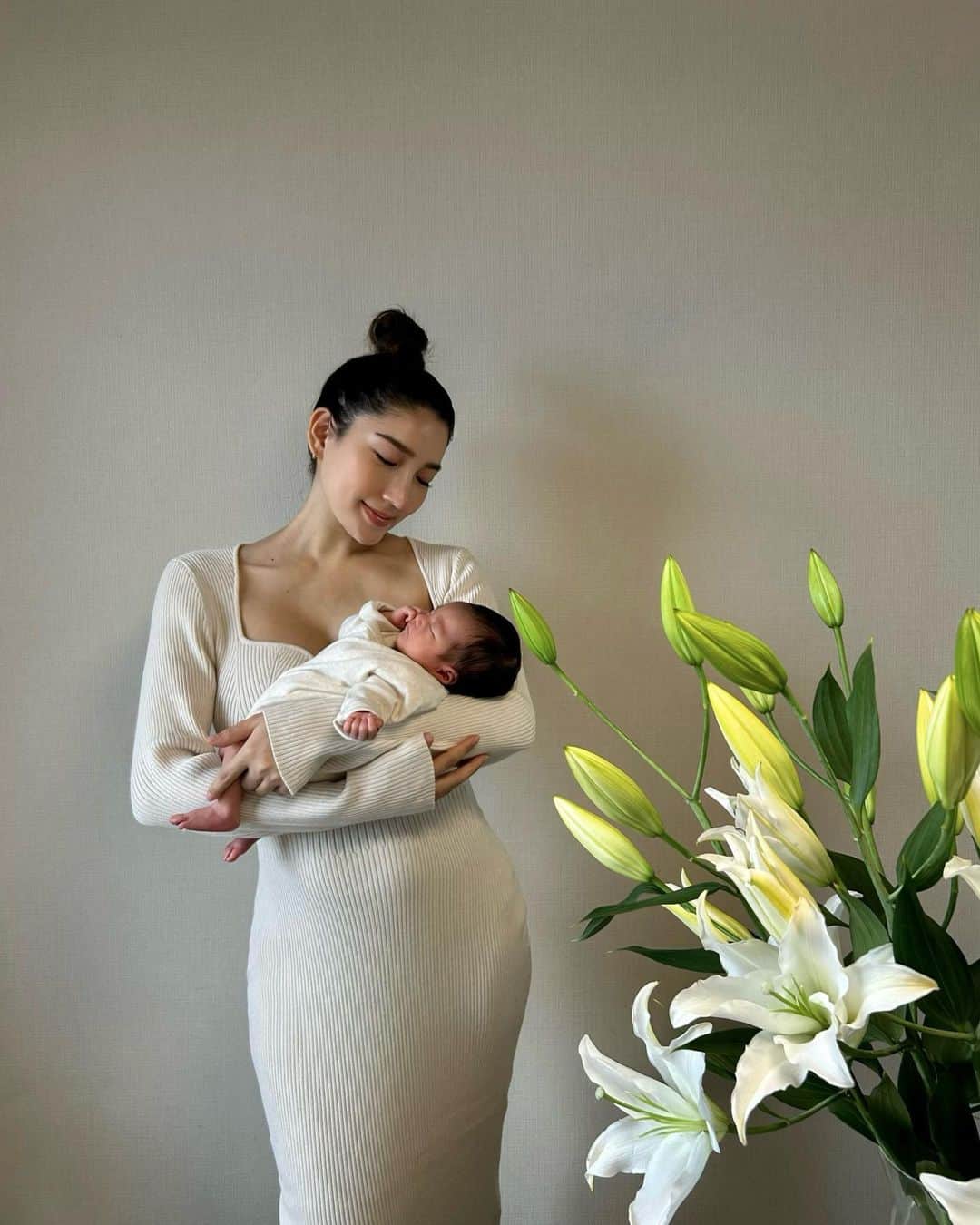 HARUEのインスタグラム：「Her name is " Lily " 🕊  これから家族4人よろしくお願いします🤍  #newborn #family」