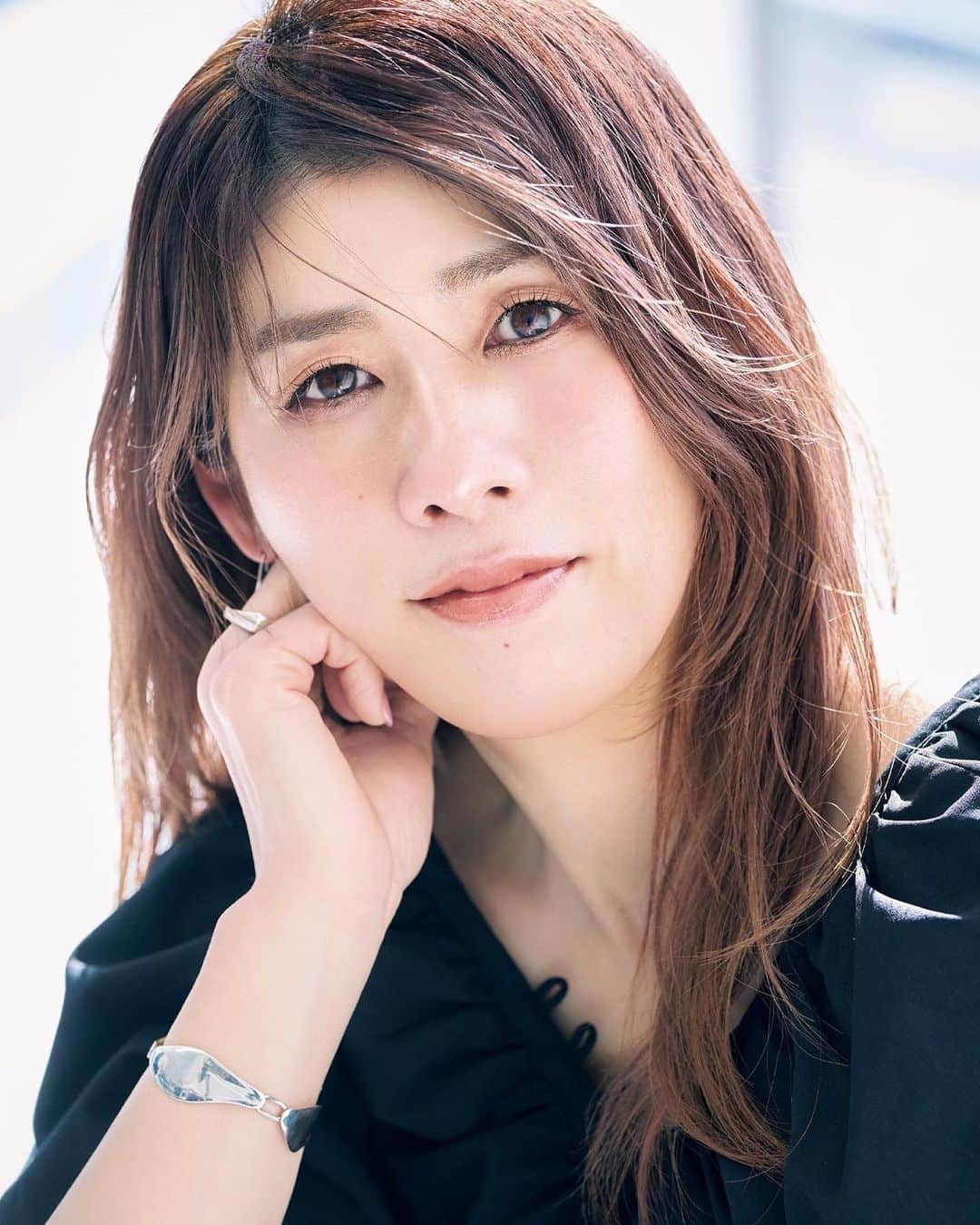 神崎恵のインスタグラム：「・ 発売中の『VOCE』５月号。 BOOK in BOOK 「美容家・神崎　恵の頭の中」12p内にて 吉田沙保里さんのメイク＆スタイリングのプロデュースをさせていただきました。 初めてお会いした吉田さん。 凛とした美しさ。 それに加え、かわいらしさと透明感をお持ちの方でした。 いつもの吉田さんの可愛らしさとはまたひと味ふた味違うムードのご提案をしています。どちらも素敵。 キレイだったなぁぁぁ🤤✨ たくさん書き尽くしたいところですが、 ぜひ、VOCEを読んでいただけたら嬉しいです。  『キレイになるって面白い！』  本当に。これ！ 美容のパワーは無限だし、 頭を使う美容もやり甲斐があるけれど、 純粋に、単純に、 キレイになるって、嬉しい！楽しい！面白い！幸せ！ でいいなと思うんです。 (そしてわたしは、だれかが益々キレイになっていくのを見るのがとてつもなく、楽しくて、嬉しくて、幸せです🤤🥺)  １冊、まるっと楽しいが凝縮してます。 ぜひ✨  @vocemagazine  @saori___yoshida さん」