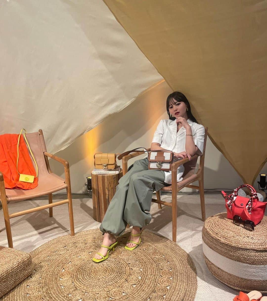 NANAMIさんのインスタグラム写真 - (NANAMIInstagram)「@longchamp の2023春夏コレクション グランピングイベントに新作「ボックス-トロット」バックを持って遊びに行ってきました👜♡  前にも紹介したこの子はかわいくてもうだいぶヘビロテバックになっています、、、  イベントも超素敵な空間の中で開催されてて、ストーンアロマスティックづくりとかおしゃれなドリンクバーとかたくさん楽しませてもらいました🫶🏻(私の楽しんでる様子はTikTokに。笑)  私はクロスボディバックを持ってるんだけど他の展示されてる新作もまぁかわいくて、たくさん目移りしてチェックした結果いくつか狙ってます😮‍💨🤫（笑）  FW23最新作のロゴいっぱいのギフトもいち早く頂きました！  でも今持ってるこのバックも本当いろんなテイストのコーデに合わせられて使いやすいよ♡  #LongchampGlamping  #LongchampSS23  #ロンシャン #ナナミフク #nana私服  #pr @longchamp」3月26日 19時04分 - nanami023