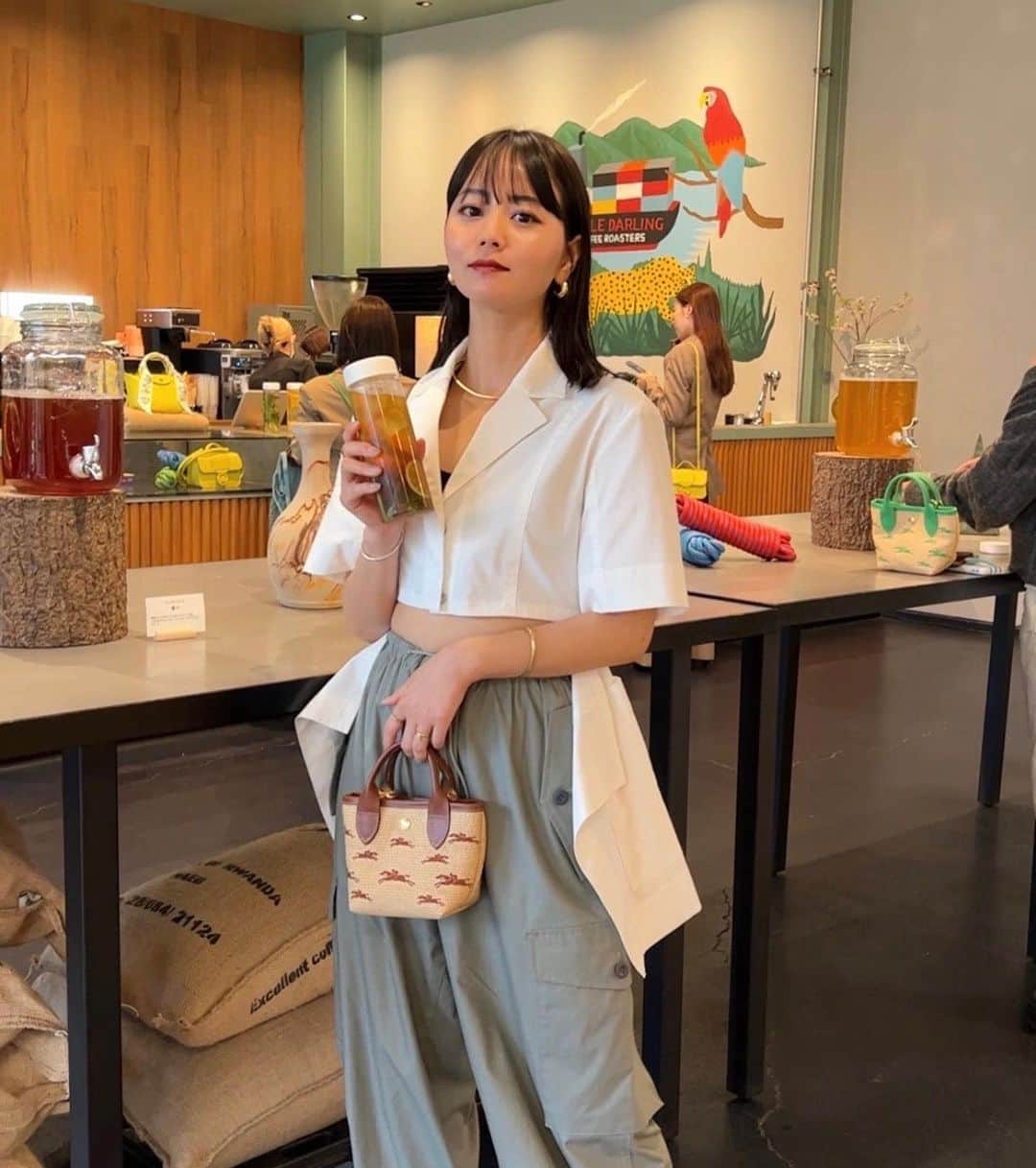 NANAMIさんのインスタグラム写真 - (NANAMIInstagram)「@longchamp の2023春夏コレクション グランピングイベントに新作「ボックス-トロット」バックを持って遊びに行ってきました👜♡  前にも紹介したこの子はかわいくてもうだいぶヘビロテバックになっています、、、  イベントも超素敵な空間の中で開催されてて、ストーンアロマスティックづくりとかおしゃれなドリンクバーとかたくさん楽しませてもらいました🫶🏻(私の楽しんでる様子はTikTokに。笑)  私はクロスボディバックを持ってるんだけど他の展示されてる新作もまぁかわいくて、たくさん目移りしてチェックした結果いくつか狙ってます😮‍💨🤫（笑）  FW23最新作のロゴいっぱいのギフトもいち早く頂きました！  でも今持ってるこのバックも本当いろんなテイストのコーデに合わせられて使いやすいよ♡  #LongchampGlamping  #LongchampSS23  #ロンシャン #ナナミフク #nana私服  #pr @longchamp」3月26日 19時04分 - nanami023