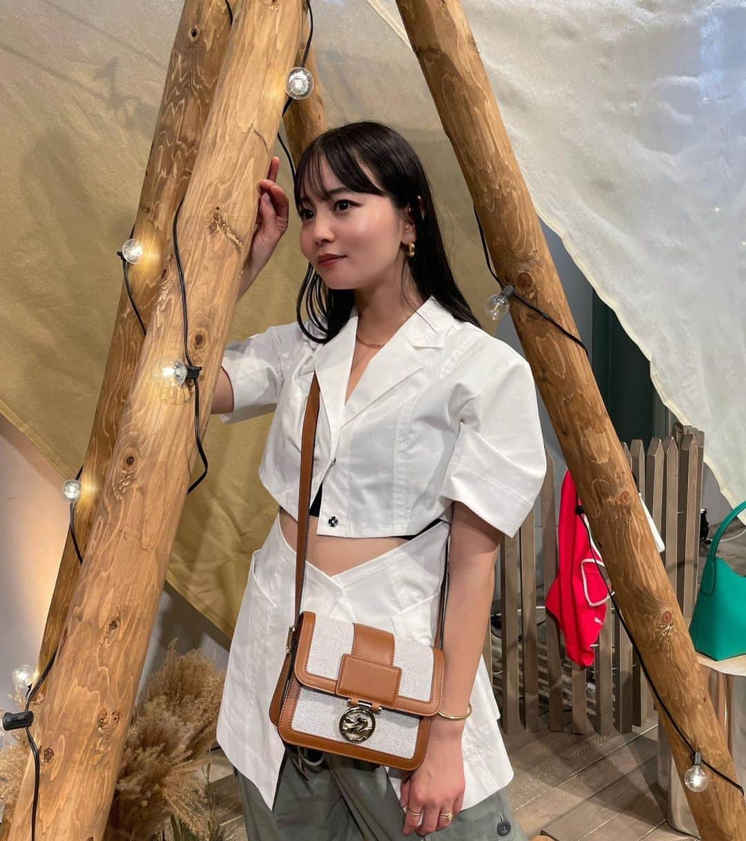 NANAMIさんのインスタグラム写真 - (NANAMIInstagram)「@longchamp の2023春夏コレクション グランピングイベントに新作「ボックス-トロット」バックを持って遊びに行ってきました👜♡  前にも紹介したこの子はかわいくてもうだいぶヘビロテバックになっています、、、  イベントも超素敵な空間の中で開催されてて、ストーンアロマスティックづくりとかおしゃれなドリンクバーとかたくさん楽しませてもらいました🫶🏻(私の楽しんでる様子はTikTokに。笑)  私はクロスボディバックを持ってるんだけど他の展示されてる新作もまぁかわいくて、たくさん目移りしてチェックした結果いくつか狙ってます😮‍💨🤫（笑）  FW23最新作のロゴいっぱいのギフトもいち早く頂きました！  でも今持ってるこのバックも本当いろんなテイストのコーデに合わせられて使いやすいよ♡  #LongchampGlamping  #LongchampSS23  #ロンシャン #ナナミフク #nana私服  #pr @longchamp」3月26日 19時04分 - nanami023