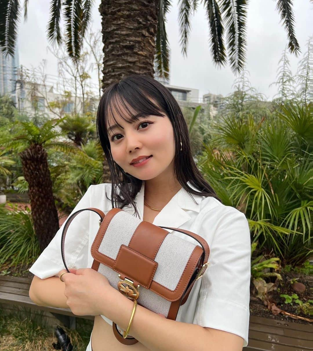 NANAMIさんのインスタグラム写真 - (NANAMIInstagram)「@longchamp の2023春夏コレクション グランピングイベントに新作「ボックス-トロット」バックを持って遊びに行ってきました👜♡  前にも紹介したこの子はかわいくてもうだいぶヘビロテバックになっています、、、  イベントも超素敵な空間の中で開催されてて、ストーンアロマスティックづくりとかおしゃれなドリンクバーとかたくさん楽しませてもらいました🫶🏻(私の楽しんでる様子はTikTokに。笑)  私はクロスボディバックを持ってるんだけど他の展示されてる新作もまぁかわいくて、たくさん目移りしてチェックした結果いくつか狙ってます😮‍💨🤫（笑）  FW23最新作のロゴいっぱいのギフトもいち早く頂きました！  でも今持ってるこのバックも本当いろんなテイストのコーデに合わせられて使いやすいよ♡  #LongchampGlamping  #LongchampSS23  #ロンシャン #ナナミフク #nana私服  #pr @longchamp」3月26日 19時04分 - nanami023