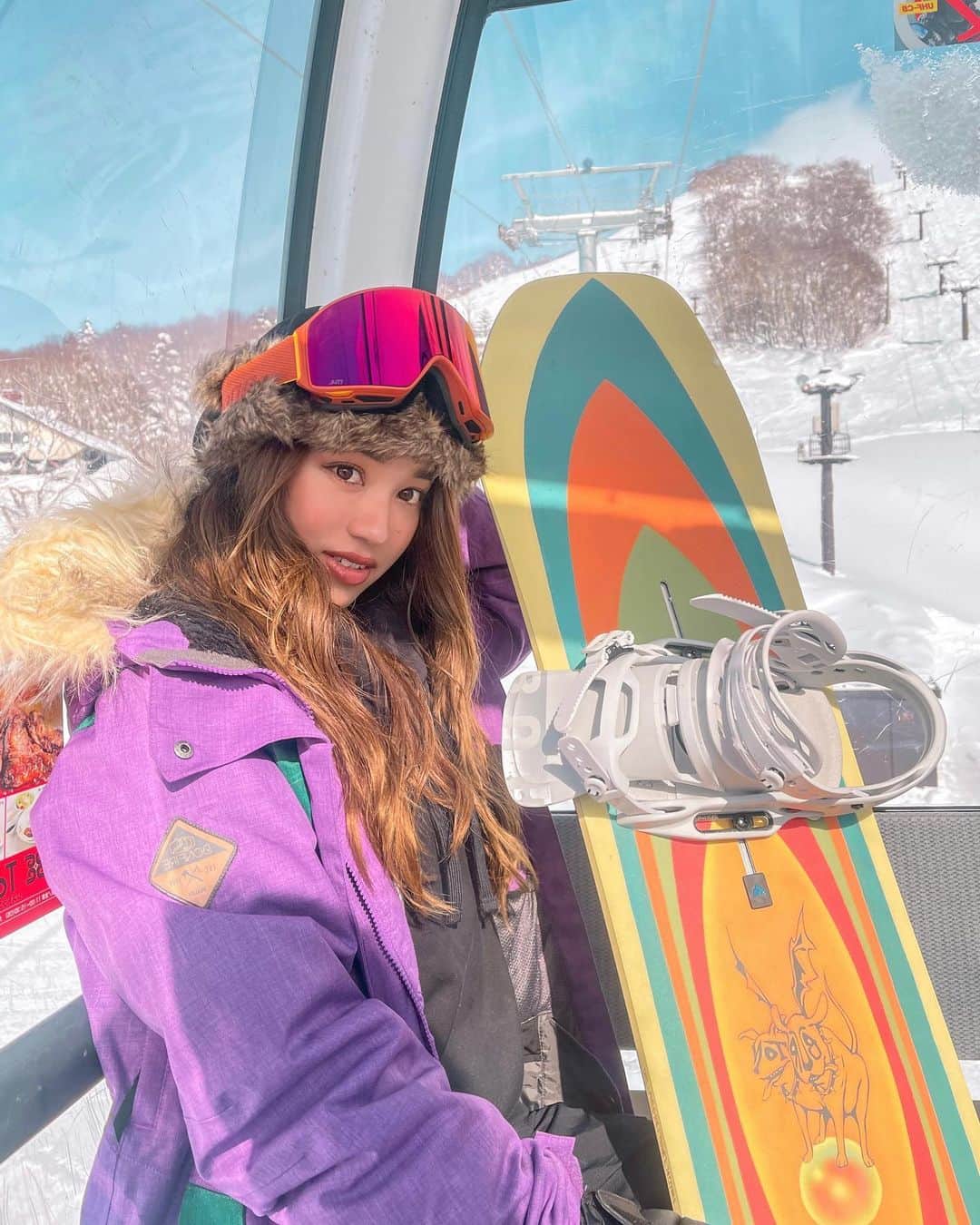 のインスタグラム：「I love winter because of this. can’t wait for the next season already! 🏂🦄✨ #niseko #nisekojapan   いつのまにか春になってきてて 今年はあんまりスノボに行けずで悲しいんだけど、 北海道ニセコトリップのおかげで冬大満喫できた💜 初めて体験したスノーモービル、想像以上の楽しさと絶景で ニセコに行ったらまた絶対やりたいアクティビティ！  今年は @annupurigarden に宿泊させてもらったんだけど 部屋から見える山々や夕陽が贅沢で、 みんなでくつろげるリビングも、部屋で入れる温泉も、 ほんっとうにのんびり過ごせたニセコでの滞在でした☃️  Thank you❤️ @nisekotourism @nisekoshootout @annupurigarden @whiteisleniseko #nisekoshootout」