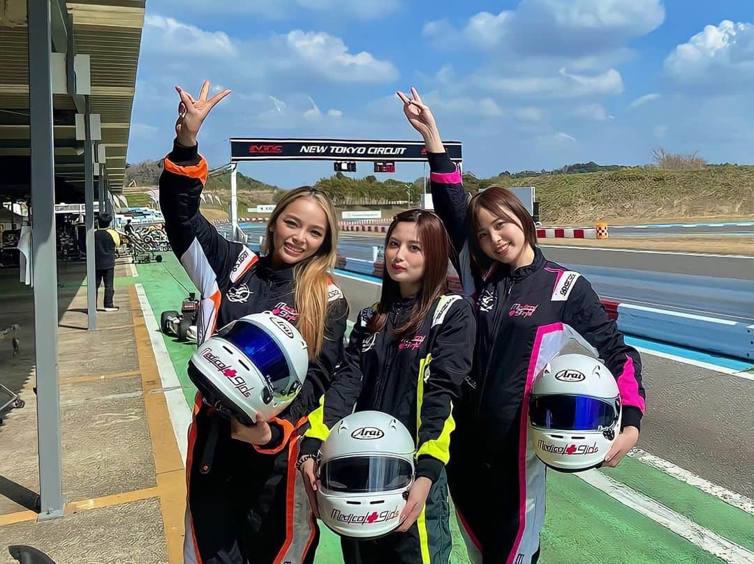 蒼乃茜のインスタグラム：「晴天の中レース🏎  久しぶりに乗ったら怖かった（笑）  自己ベスト1分きるぞ〜！！  #カート #サーキットへ行こう  #レース女子 #新東京サーキット  #カーレース」