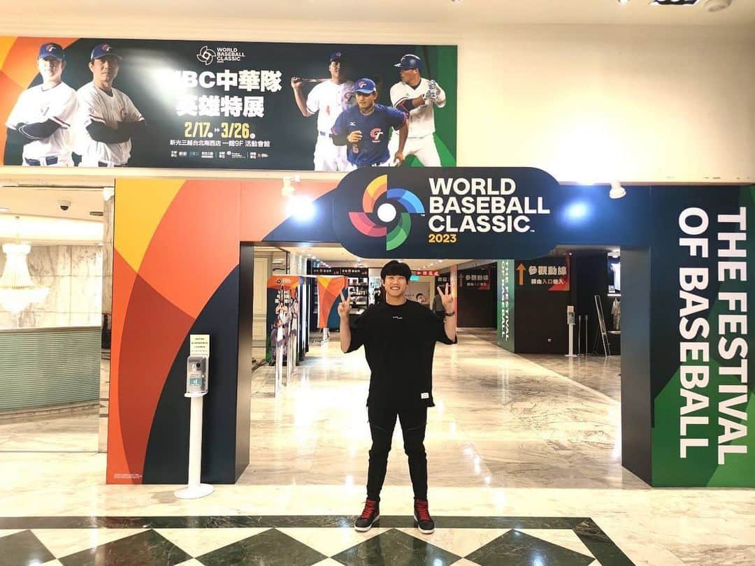 陳冠宇さんのインスタグラム写真 - (陳冠宇Instagram)「⚾ 趁著WBC英雄特展最後一天 來看看許多過往中華隊的歷史 非常有榮幸能夠成為其中的一員 並勾起我許多回憶！  感謝遠雄文教公益基金會 贊助WBC世界經典棒球賽 支持台灣棒球發展，支持中華隊！」3月26日 19時17分 - kuanyu1029