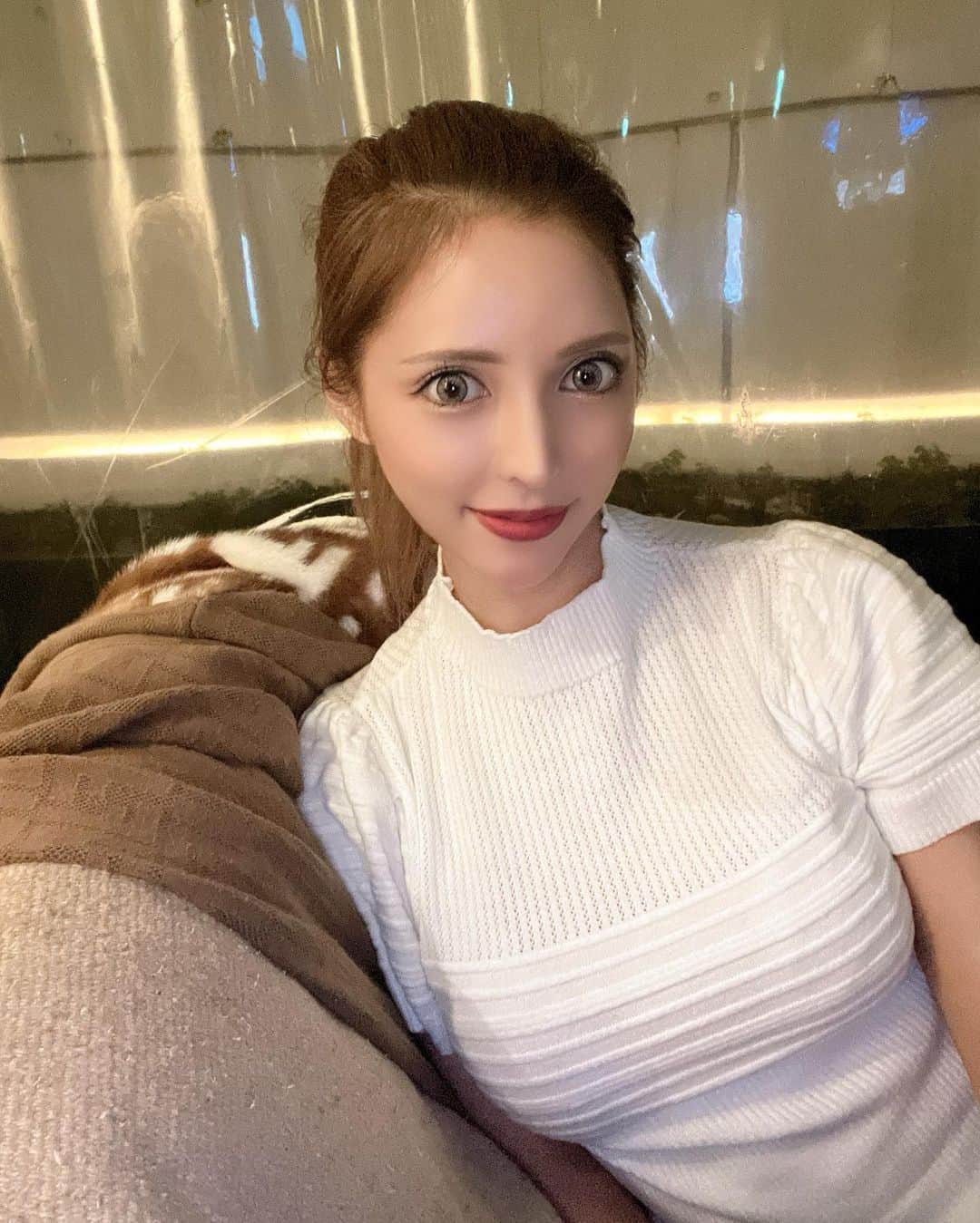 一条マリカ（まりふぬ）のインスタグラム：「@marika0826   オールバックポニーテール☔️  みんなは自まつ毛派？ マツエク派？  私はどっちも好きなんだけど たまに自まつ毛でくるんってなってるのも目が開きやすくてぱっちりするからすき！  でもマツエクのバサバサ感もすき！  結局どちらも捨てがたい。。笑  その時の気分でマツエクしたり まつげパーマしたりしてる💖  パリジェンヌはくるんってなるし デカ目効果あるからリピートしてる💖  同時に初めて眉毛のケアもしてもらったの❣️  眉毛ってメイクの中で一番大事だよね👀  いつもお任せしてるのは @eyelash_chrissie  @eyelashchrissie  でとっても上手で最先端なの✨  春になって花粉も落ち着くから マツエクもそろそろ復活したいな✨  公式LINE限定キャンペーン ご新規様限定でわたしのインスタ見たで予約してもらえたら 全メニュー対象¥5,000以上のお会計から¥1,000引きになるよ👀🌸（初回のみ）  #まつげパーマ #まつげエクステサロン #まつげカール #まつげパーマデザイン #まつげパーマ渋谷 #まつげ美容液おすすめ #まつ育中 #まつげエクステサロン #まゆげサロン #まつげパーマ上下 #まつげエクステ専門店 #まつげカール渋谷 #まつげくるん」