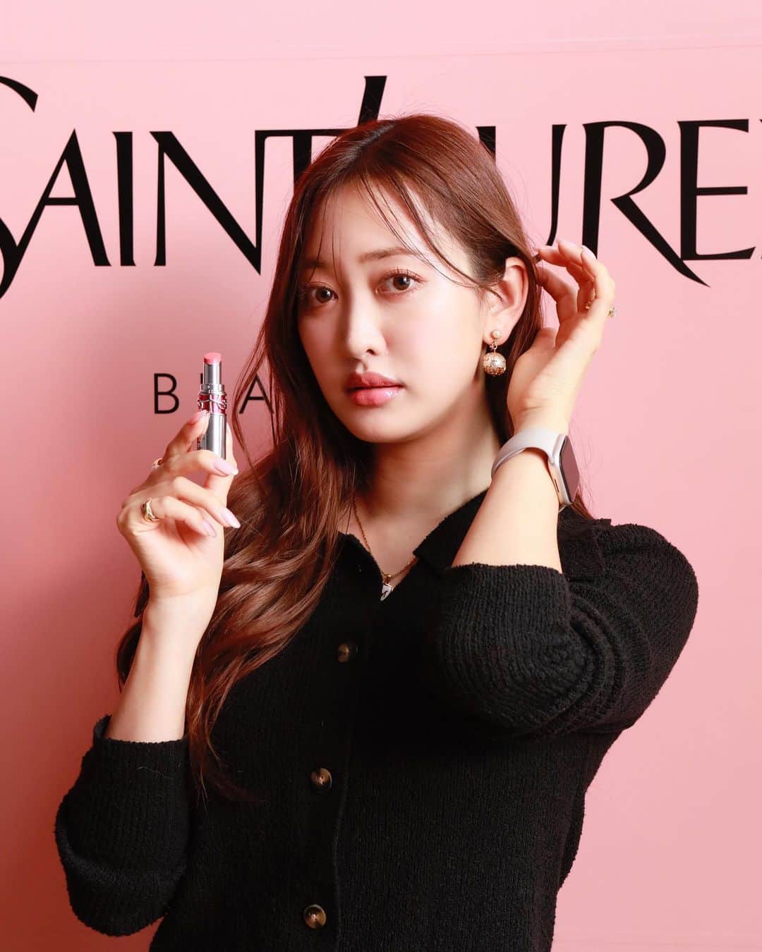 のインスタグラム：「イヴ・サンローランの ROUGE VOLUPTÉ CANDY GLAZEから ジューシーな新色が3色登場しました💄  Y2Kがテーマな3色で 私は13番がお気に入りでした💗  3枚目の写真が実際の発色に近いかな🍭  ツヤ感と発色がとってもよくて むっちりぷるぷる感がたまらんリップです💋  #ysl#yslbeauty#ルージュボリュプテキャンディグレーズ#キャンディグレーズ#PR」