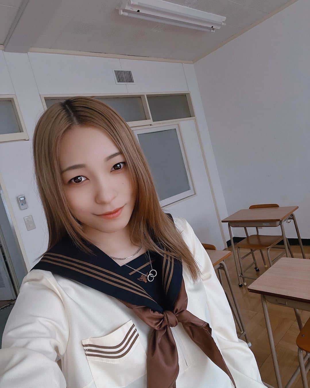 ジェニーさんのインスタグラム写真 - (ジェニーInstagram)「ボンボンの撮影にて。 久々の制服。  制服はほんと撮影でしか着ない プライベート制服はしたことない笑  #japanesegirl  #制服 #ボンボンTV #動画出てるよん(´꒳​`」3月26日 19時31分 - _jenni_2017_