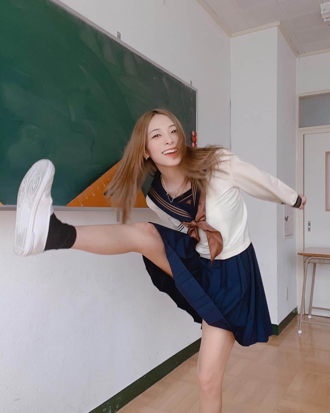 ジェニーさんのインスタグラム写真 - (ジェニーInstagram)「ボンボンの撮影にて。 久々の制服。  制服はほんと撮影でしか着ない プライベート制服はしたことない笑  #japanesegirl  #制服 #ボンボンTV #動画出てるよん(´꒳​`」3月26日 19時31分 - _jenni_2017_
