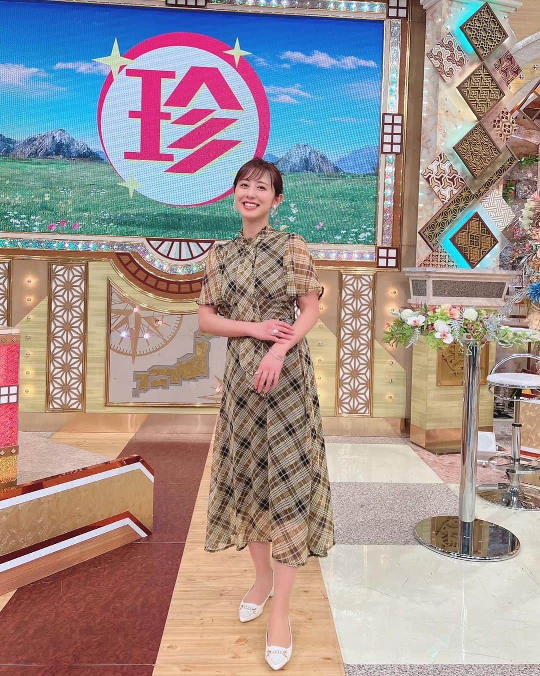 斎藤ちはるさんのインスタグラム写真 - (斎藤ちはるInstagram)「手元のアクセサリーが可愛くて見せたかったので、試行錯誤しながら色んなポーズ🤭 . #１枚目 が #１番 #見えてない #２枚目 #右手 が #突き刺さってる #３枚目 #イヤリング も #見えて #いい感じ #ナニコレ珍百景 #放送中 です！ . . #斎藤ちはる#テレビ朝日アナウンサー#テレビ朝日#テレ朝#アナウンサー#衣装#ワンピース#アクセサリー#涼しげ#涼し気#クリア#クリアアクセサリー#クリアアクセ#パール#パールアクセサリー#チェック#チェックワンピース」3月26日 19時36分 - chiharu_saito_ex