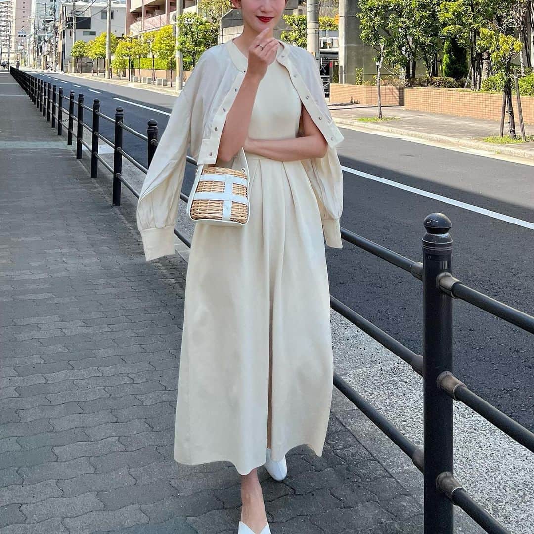 Nagiのインスタグラム：「ニットワンピースにシアーのブルゾン♡  ワンピースはノースリーブだから夏まで着れる☺️  羽織ってるブルゾンもシアーだからこれからの季節ちょっと羽織るにもいい✨  いっぱい着よ♡  outer. onepiece. @titivatejp  bag. #zara  #titivate#titivatestyle#ティティベイト#タイアップ#タックニットワンピース #シアーカーディガンブルゾン#大人カジュアル#トレンドコーデ#春ワンピ#春コーデ#骨格ウェーブ#ブルベ冬」