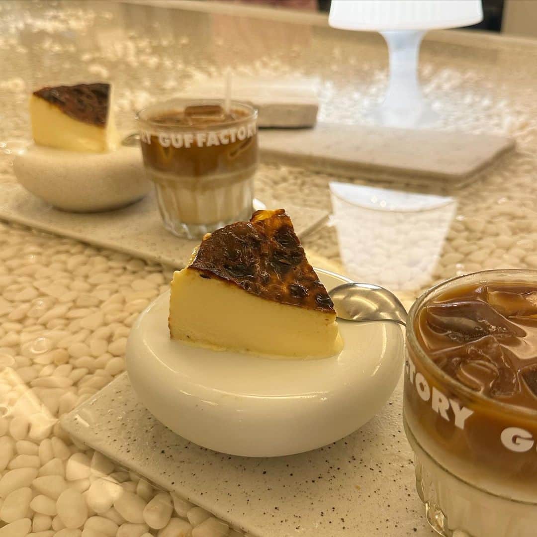 AYAKAのインスタグラム：「水の上で食べるチーズケーキ🍰🫧  #新大久保カフェ#カフェ#カフェ活#おしゃれカフェ#スイーツ#カフェスタグラム#韓国風カフェ#チーズケーキ#cafe#cafestagram#sweets#cheesecake」