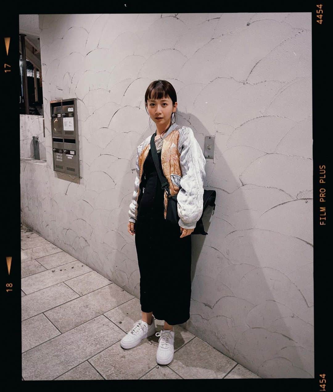 三戸なつめのインスタグラム：「気付けば10年以上共にしてるヴィンテージのスカジャン。 ３０代もよろぴくな🫰 #mito_natsume #なつめ服」