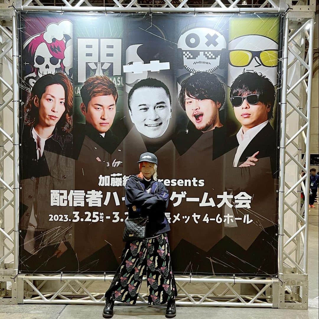 のインスタグラム：「イベント見に行ったり、イベント出たりな週末でした。ゆっくり色々書かせて〜✏️   『配信者ハイパーゲーム大会』 Day1現地に見に行きました！メインゲー厶がAPEX！チケット取れて良かったよぉ。 声優e-Sports部として参加した「カスタムD」にいらっしゃった方々の顔もありましたね！本物だ〜ぁ！  子供の頃からインターネットの世界が好きで、ニコニコ動画やチャットに掲示板、個人サイトとかも作ったりして遊ぶような学生時代でした。 だからゲーム実況ってジャンルはずっと身近で、昔から大好きだったし、APEXをはじめてからは解説動画や大会とかも見るようになって、e-Sportsにも興味を持ったりして。 そんなタイミングで応援してる方々がこんなに集まるイベントが開催されるなんてもう！行くしか！  どのチームも個性豊かで全部応援してました。いやぁ、熱い試合ばかりだった。。 私もいいプレイで魅せられるよう、頑張らねばなぁ。いやもう異次元のうまさなんだけどさ·················· あとは何より、お客さんとして純粋にイベントに参加する楽しみって久しぶりだったかも。ライブとかは行ってたけど、それとはまた違う…みんなもこんなに気持ちが高揚するのかな？ この気持ちって大事だなぁと思いました☺️  みんなは週末推しに会えたかな？ あとでAnimeJapanのことも書きたいぞ！   #配信者ハイパーゲーム大会  #ゲーム実況」