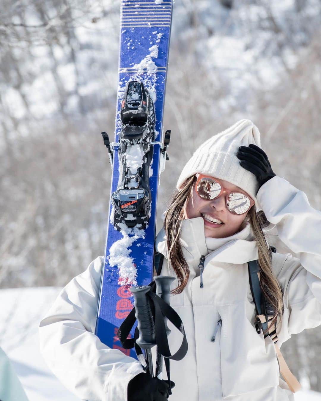 岩本憧子のインスタグラム：「. 楽しかったある日の写真✌️🤍 . . 相棒の、 POLARVE Ligihtを担いで🎿🤍 . . 📷: @forestlogd  . . #vectorglide  #swanygloves_jp  #contour #whitetime_tokyo  #whitetime_asahikawa  #houdini  #houdinisportswear #poc #fullmarkshakuba #ski #skier  #スキー　#スキーヤー #polarve #polarvelight #jazzysport」