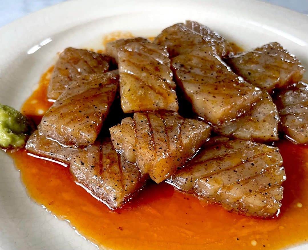 のインスタグラム：「「簡単味しみ！ わさびが合う！ 甘辛焼きこんにゃく」 . こんにゃくの美味しい 食べ方は、 このあと21時から YouTube kohkentetsu kitchenにて 配信！ ぜひみてねー👀 #こんにゃく #甘辛焼きこんにゃく #簡単レシピ #YouTube #コウケンテツ #kohkentetsukitchen @tsumusan1226  @etooo.kazuya」