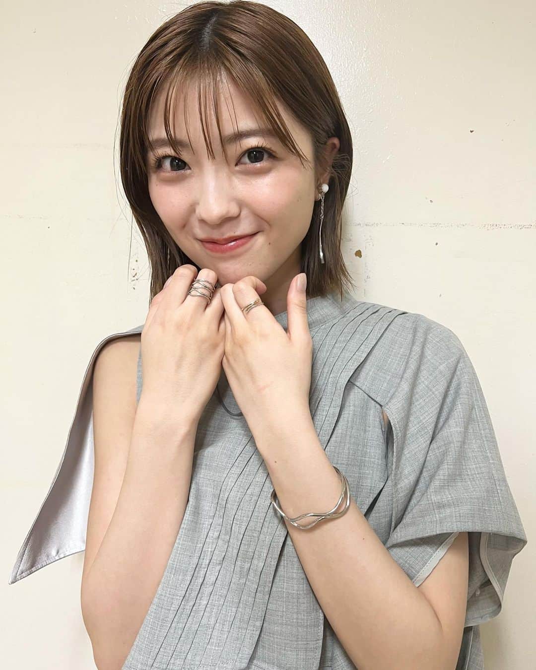 のインスタグラム：「明日3月27日放送の NHK『巷のアカンをやっつけろ！かまいたちのやりおる学』に出演します！ 様々なお悩み解決のため、楽しく学びました！ 22:00から放送ですよ〜！ぜひご覧ください🫶 #衣装はまた載せますね  💄　@maaaaasahi0514」