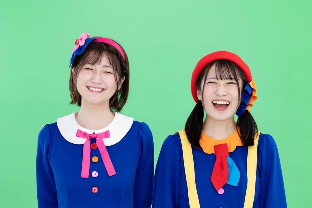 加藤一華のインスタグラム：「. いちなる出会って12周年🍒  みんなの応援あってこそ 今の私たちがあります🌸 ありがとう🌈✨👭 高校生だったのに！はや！  前から知ってくれてるみなさんも 最近出会ってくれたみなさんも これからもよろしくお願いします🫶  #いちなる #12周年 #ボンボンアカデミー #smile  #芸人さんの宣材写真みたいでお気に入り🤣笑笑」