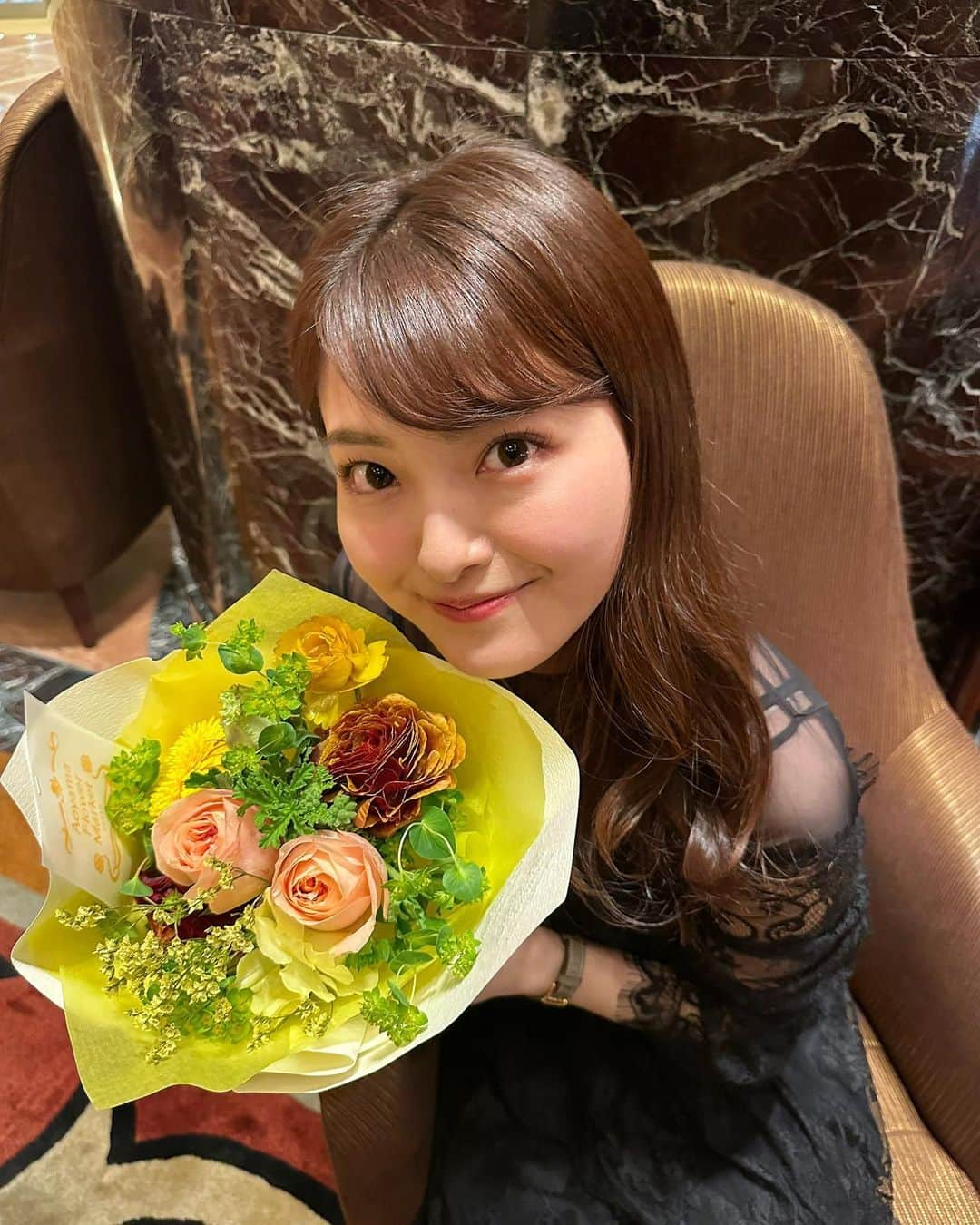 遠野愛のインスタグラム：「出会いと別れの季節🌸  遠野愛のBuzzドライブは昨日の放送が最終回でした！ 1年半見てくださった皆さまありがとうございました✨  コロナ禍で入社して知り合いも少ない中で学生時代から一緒に仕事をさせていただいていたお2人と九州中をドライブできてとても幸せでした☺️  自分にはストイックでも周りにはとっても優しい強く物知りな父のような角田さん @kakuda_nobuaki  明るく面白くちょっと天然な一面もあるなんでも話せるお姉ちゃん、由真さん @yumaueji  他にもお世話になったたくさんの方に感謝でいっぱいです！大好きです🥰  いろんなところに行ってより大好きになった福岡で この経験を活かしこれからも頑張ります♪  #遠野愛のbuzzドライブ #アナウンサー」