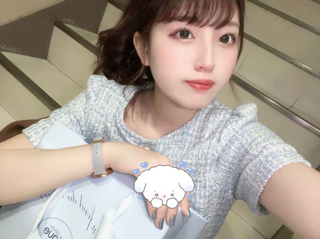 のインスタグラム：「みずいろだらけ！💎 手がむちむちでしんどい  #水色 #ツイード #ポニーテール」