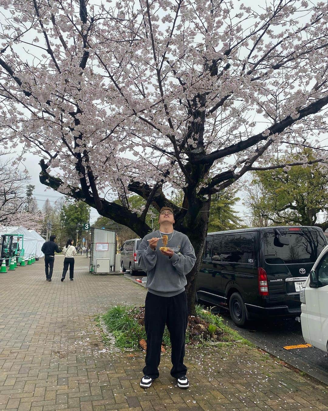 中神拓都のインスタグラム：「オムそばを持った桜とガミ。 桜を見つめながら「なんかフォロワー減って悲しい」と一言。 #春ですね#花粉嫌い」