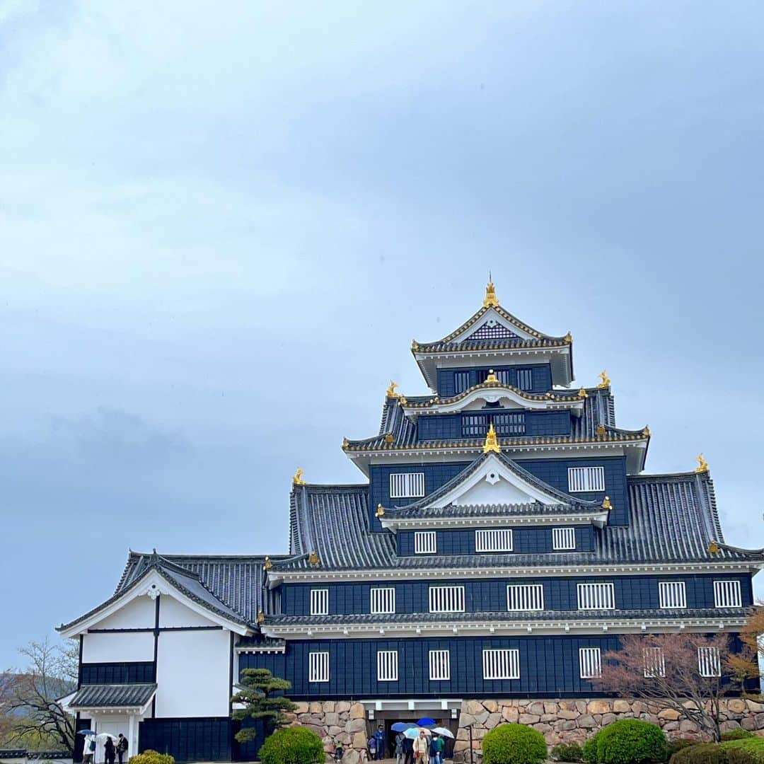 元ちとせのインスタグラム：「拝みんしょうらん❣️  ちょいと旅に出てまいりました。 目指すは‼️岡山県。何度かお邪魔させて頂いておりますが、こんなにゆっくり堪能させて頂いたのは初めてかも。 やっぱりいいですね！地元の方に案内してもらう旅❣️ 初日にご案内頂いた『魚正』さん！何を食べても感動🥺🥺🥺 言葉にできません！ 美味しくて！楽しい時間から、たくさんパワーチャージさせて頂きました。 本当にありがとうございました😊 また！岡山に歌を届けに伺わせてくださいね🤗 まだまだ旅の思い出はありますので。。。続きをお楽しみに！  #岡山県 #晴れの国 #お寿司 #魚正 #感謝 #旅は続くよ」