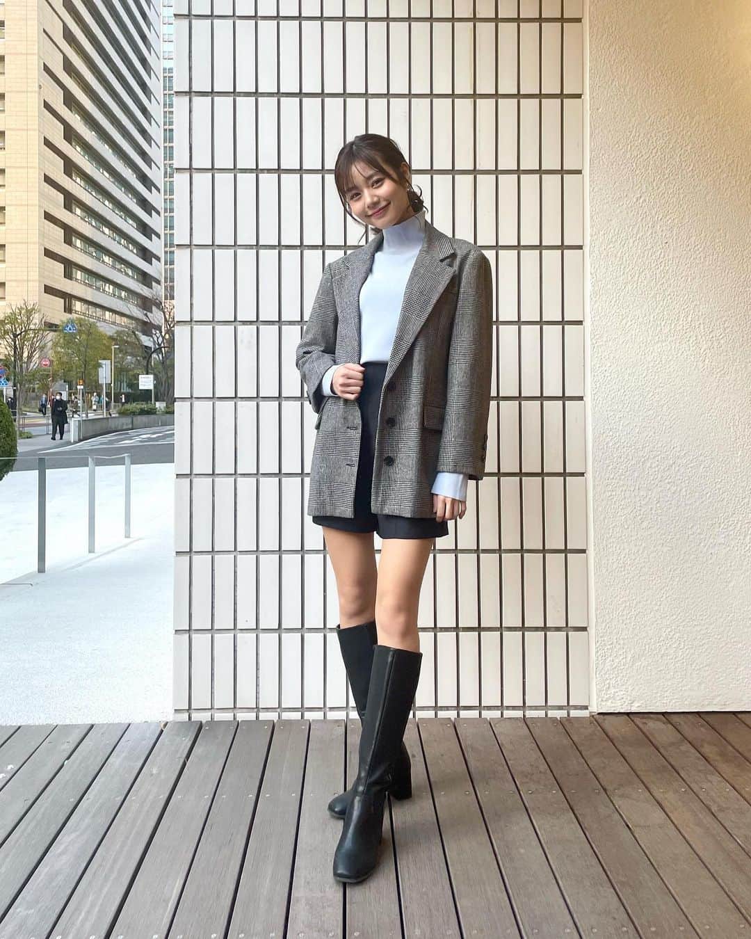 杉浦みずきのインスタグラム：「ストリートピアノバトルの衣装です🤍 衣装では着たことないスタイルで、新鮮で嬉しかった☺️  ジャケット @acym_official  ニット @cocodeal_official  パンツ @cheek.official  イヤリング @anemone_official」