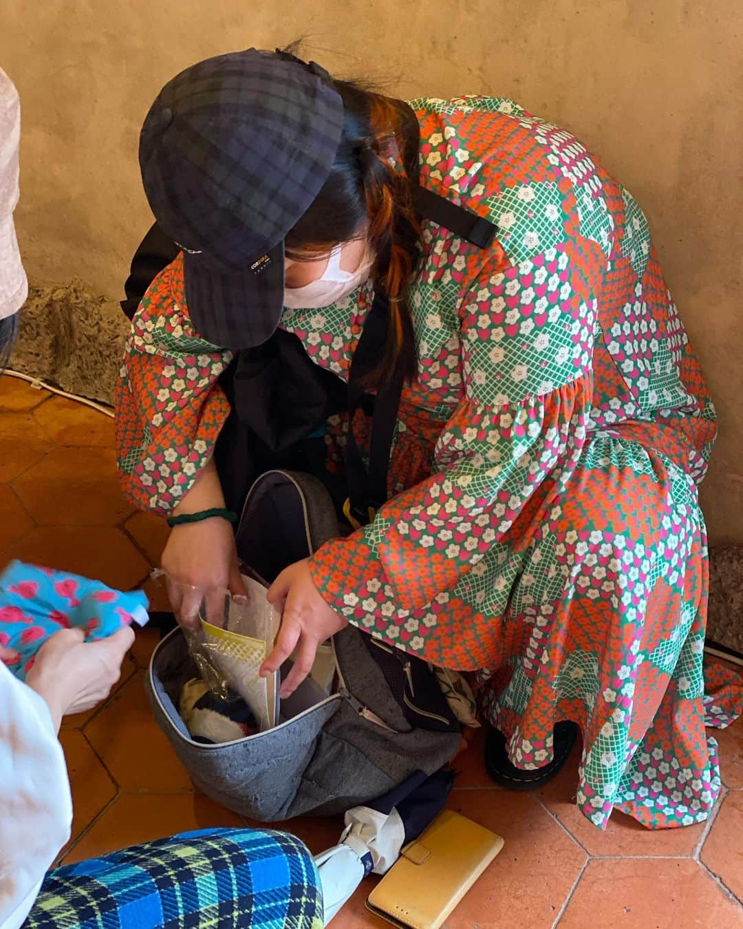 おかずクラブさんのインスタグラム写真 - (おかずクラブInstagram)「今月で閉園してしまうということで【星の王子さまミュージアム】行ってきました！  行きの高速バスのエンジンがオーバーヒートして、警報音が鳴り響く中近くのSAで代替のバスに乗り換えました。  1時間おくれ😭  星の王子さまミュージアムはレストランの食事も美味しく、中の１５分くらいのムービーも色々考えさせられて良かったです！！！  帰りのバスに乗ろうとしたら、オカリナさんが間違えて日付けが1日前の物を買っており。無効。  1人仕事の子がいたので、その子だけでも帰そうとタクシーを呼ぼうとしたら40分かかると言われて絶望。  スタッフさんにタクシー会社他にも紹介してもらい、無事に間に合ったそうで安心。  再入場するかと、入ろうとしたらオカリナさんがチケットを無くして大捜索。  色々あって、楽しかったです。  ゆいP」3月26日 19時48分 - okazu_club