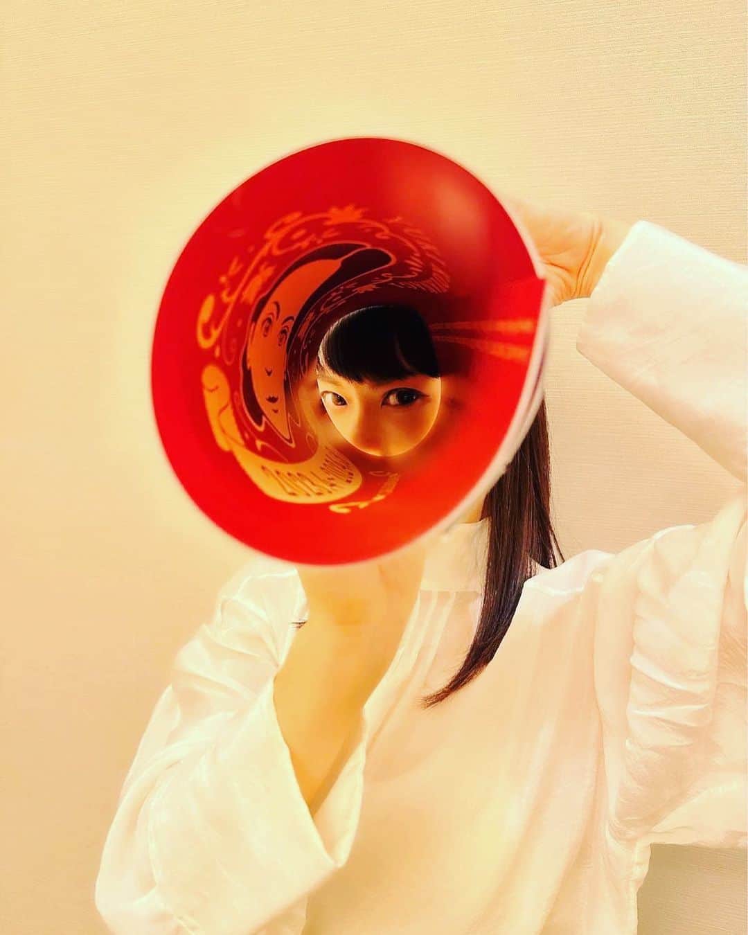 小柳ゆきのインスタグラム：「もうすぐ4月が来ます。 小柳カレンダーで見通しの良い4月をスタートさせてくださいね！  ストーリーズからショップへ飛べます🐥  by STAFF #カレンダー」