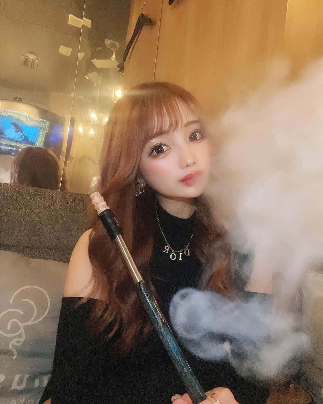 まゆぴちゅーさんのインスタグラム写真 - (まゆぴちゅーInstagram)「個室シーシャ😶‍🌫️🤍🤍  麻布十番にある、 @musch_azabu に いってきたときの🫶🏻⭐️  ここは珍しく個室のシーシャがあって、 中でカラオケもできたり、 NetflixとかYouTubeとかも見れちゃうの🙈♡  私と @cham_pipi で行ったけど、 うちらはやっぱYouTubeで推し(StrayKids)を 流しながらシーシャしました…🙈💓💓笑  そしてここのオリジナルドリンクの、 “生いちごミルク🍓”が見た目も映えだし とーってもおいしかった🍼❤️！  自家製のいちごジャムを使用してるんだって♡  シーシャもしっかりおいしかった♡ 長居できちゃうところでおすすめ🙊💋  (( @musch_azabu )) . . . #musch #shisha #麻布十番 #シーシャ #シーシャカフェ #シーシャバー #シーシャ好きと繋がりたい #シーシャグラム #爆煙 #麻布十番カフェ」3月26日 19時49分 - mayu_03pichu