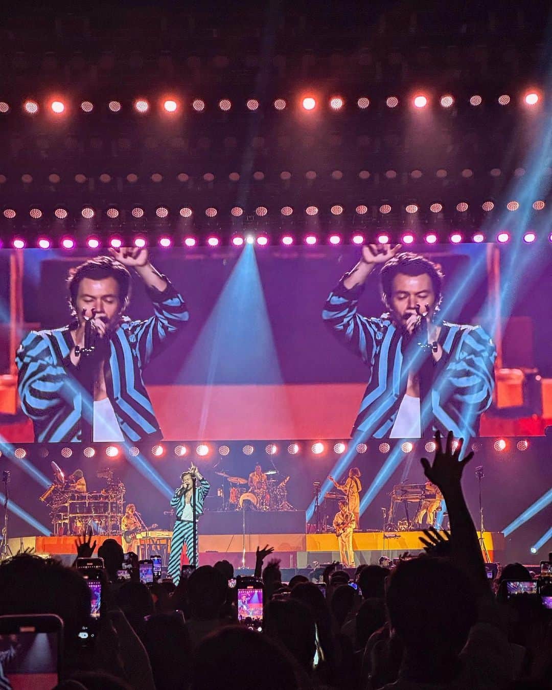 のインスタグラム：「@harrystyles 💙🖤🇯🇵 ✴︎ ずっとずっと楽しみにしていた ハリーさんの日本公演🥲✨ 有明アリーナのキャパで、この近さでLIVE観れたのは幸せすぎて、ハリーのパフォーマンスは最高のひと言。 本当に日本が好きなのが伝わったし日本語上手すぎた😂😭🇯🇵 こんなに世界中のたくさんの人から愛されて熱狂させられるってシンプルにすごいなぁ…✨ いつか自分も一緒に仕事できるくらいの人間になりたいです✊🏻✂️ あーー楽しかった🥲✨  #今日のお客様でハリーのLIVE行かれた方たくさんいた笑 #ハリーもお肉食べないらしく嬉しかった🥺  #harrystyles #asitwas #harrystylesloveontour #harrystylesliveontour #harrystylesedits」