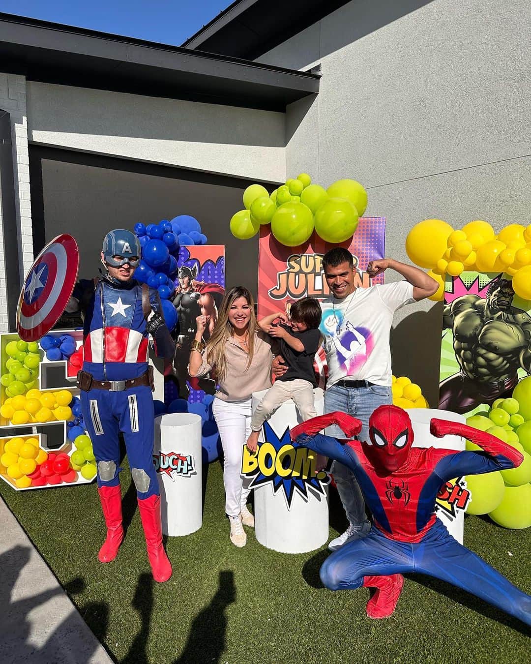 ロビンソン・チリノスのインスタグラム：「Fiesta de cumpleaños a el súper héroe de la casa Te amamos Julián Dios te bendiga siempre hijo 🙏🙏」