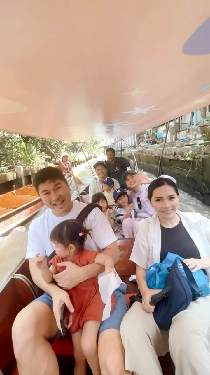 のインスタグラム：「Dulu kesini pas masi pacaran.. mungkin 10 tahun lalu.. sekarang balik kesini bawa anak2..🥰🥰🥰 untuk kesini sebenarnya lumayan perjuangan, 2jam dari bangkok, dan balik lagi juga 2 jam. Jadi 4 jam di perjalanan.. tapi pas nyampe sana, anak2 langsung happy, langsung excited.. the whole 4 hour trip is definitely worth the experience and worth their happiness. Nastusha beli kodog terbuat dari kayu, dante beli tuktuk kecil buat mainan dia, chelsea beli es krim kelapa,kalo aku, yg penting perut kenyang(beli duren), anak istri senang, hati pun ikut senang..」