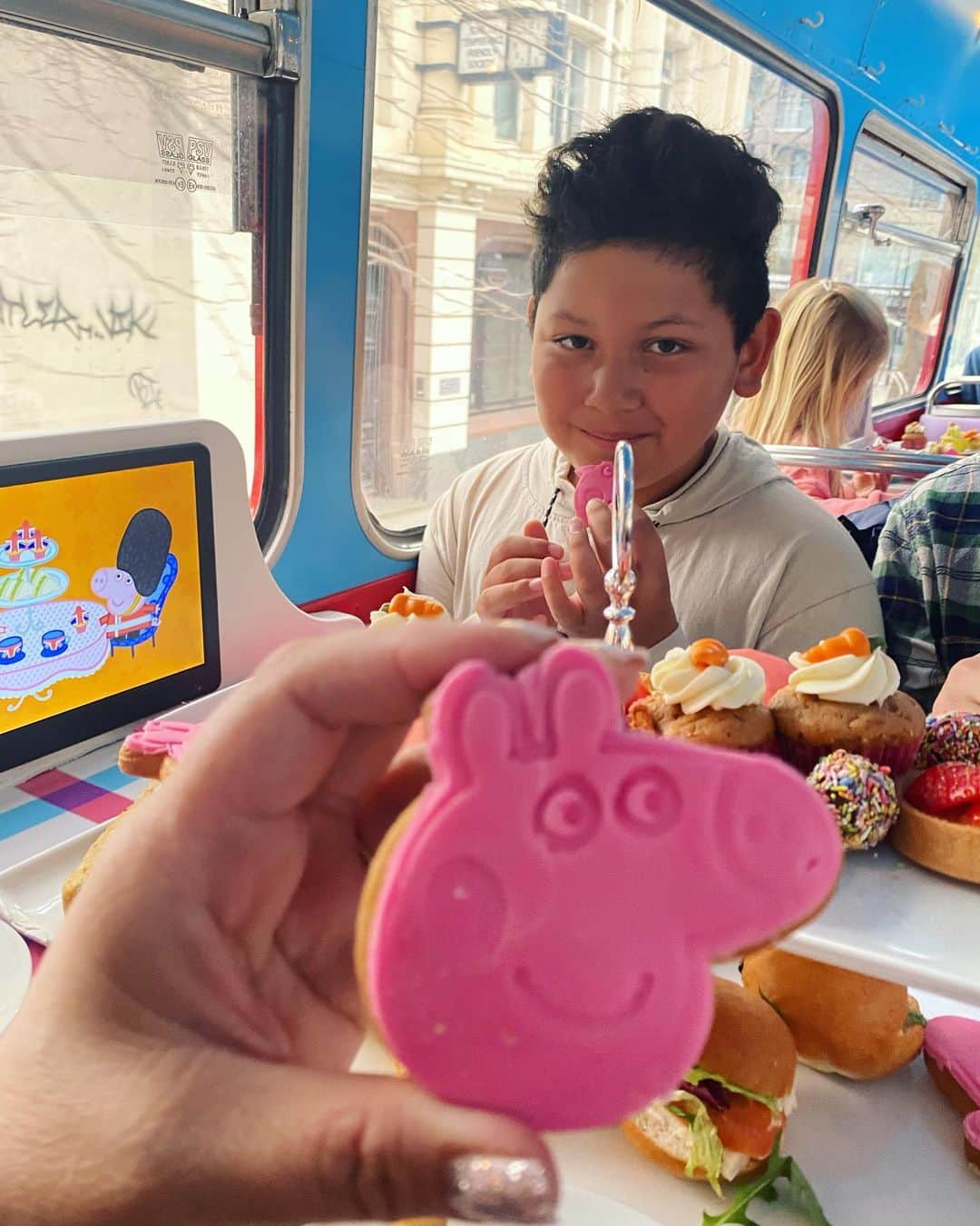 Antonietteさんのインスタグラム写真 - (AntonietteInstagram)「We had a swine fine time at the Peppa Pig Tea! 🐽 ☕️ The kids squealed with excitement because it was a very bumpy ride! 🤢 The bus operator was very funny and engaged and the food was actually pretty good! Great to check out when in London since Peppa is kind of a pig-deal to both young and big kids alike! 😆」3月26日 10時56分 - antoniette714