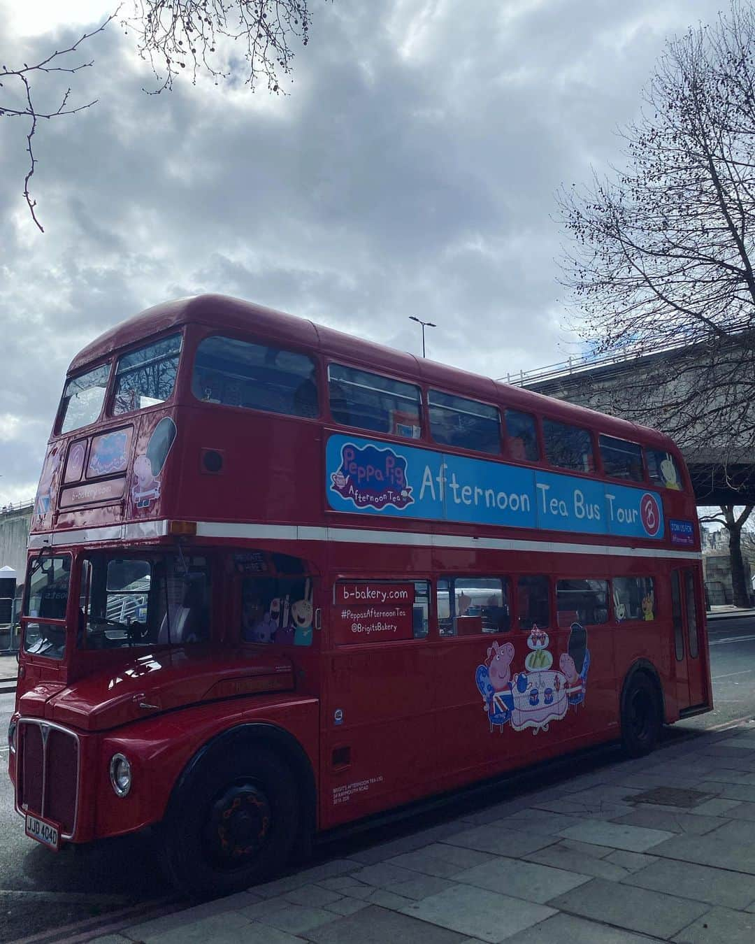 Antonietteさんのインスタグラム写真 - (AntonietteInstagram)「We had a swine fine time at the Peppa Pig Tea! 🐽 ☕️ The kids squealed with excitement because it was a very bumpy ride! 🤢 The bus operator was very funny and engaged and the food was actually pretty good! Great to check out when in London since Peppa is kind of a pig-deal to both young and big kids alike! 😆」3月26日 10時56分 - antoniette714