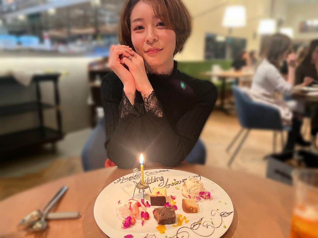 廣松叶子のインスタグラム：「❇︎ グルメ雑誌dancyu(@dancyu_mag )にご招待いただき 結婚記念日のお祝いも兼ねて会社帰りにサクッと お米を楽しむイタリアン#ASTERISCO(@asterisco.tokyo)へ ⁡  #アステリスコ は今年1月にオープンしたばかりの お米の魅力を発信する新名所#YANMARTOKYO にあり、 日本のお米作りを支えてきた老舗農機メーカー ヤンマーホールディングスのグループ企業 #ヤンマーマルシェ (@yanmar_marche)が 運営する新感覚イタリアンレストランです✨ ⁡ 私たちがいただいたVitaコースは5品 ✔️本日の前菜とヴィーガンブレッド ✔️お米のニョッキとフレッシュチーズ ✔️パスタ(子羊のラグーソース・ホタルイカと塩麹ソース) ✔️メイン(真鯛のトマト西京味噌焼き・岩中豚のロースト) ✔️ドルチェ(お米のティラミス)とカフェ ⁡ #米粉 を使ったパスタやお米のティラミスなど #イタリアン ですが日本の食文化に欠かせない #お米 の良さを改めて感じることができました🍙 ⁡ 結婚記念日ということで素敵なプレートも💓 素敵な空間で美味しいお料理やお酒をいただいて ほろ酔い気分で楽しい時間を過ごせました☺️💕 ⁡ #東京駅 直結で完全#キャッシュレス と非常に便利で いつものランチにもお祝いディナーにも使える 素敵なレストランなのでとてもおすすめです🙆‍♀️ --- #PR #ヤンマー#農業#お米 #お米を楽しむイタリアン #dancyu食いしん坊倶楽部 #八重洲グルメ#東京駅イタリアン  #7thWeddinganniversary #copperwedding#銅婚式」