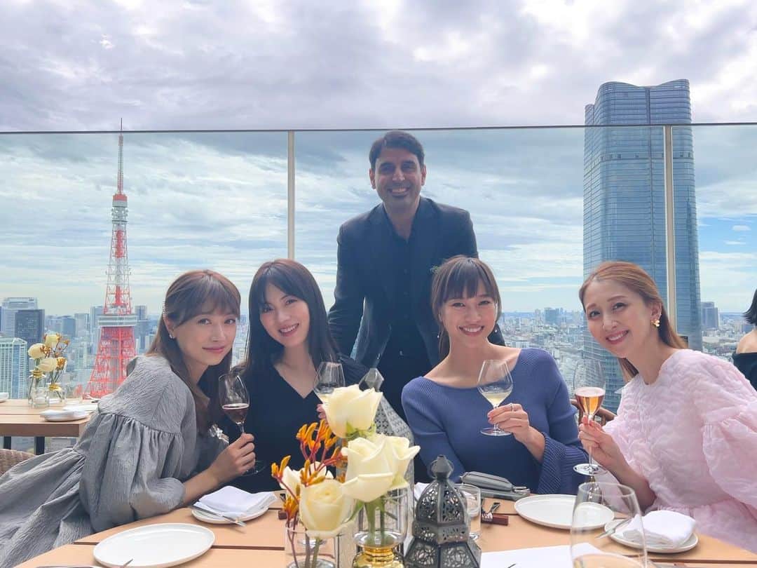 紺野ゆりのインスタグラム：「東京エディション虎ノ門のGarden Terraceがリオープンしご招待していただきました🌿✨ 地上140mの超高層階で景色も食事も植栽もとっても素敵🥹🥹✨✨ 海外にいる気分でした💕  夜も素敵なんだろうなぁ🥰🥰  #tokyoeditiontoranomon  #editionhotels  #thejaderoomtokyo #東京エディション虎ノ門」