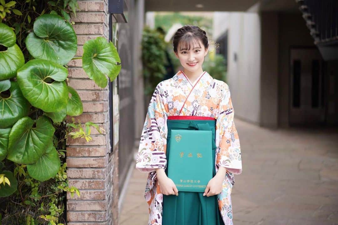 加藤早和子のインスタグラム：「.  母校が卒業式だったとのことで  去年載せそびれていた 一眼レフでの写真を今更ながら😌  photo by @photogragon   . . #時差投稿 #青山学院大学 #春 #袴」