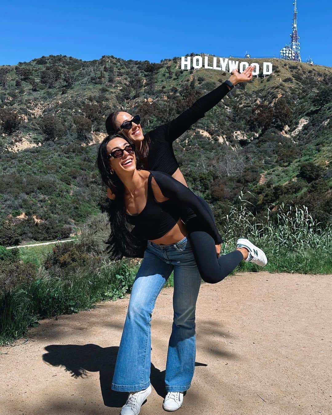 Danielle Robertsonのインスタグラム：「Day 1 in the US and we went FULL TOURIST 🇺🇸   Spent the day exploring and trying to stay awake to fight off jet lag after our 14 hour flight. Off to Florida tomorrow ✈️」