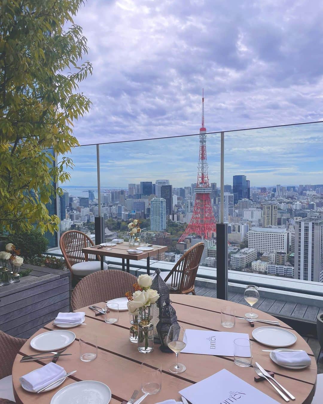 紺野ゆりのインスタグラム：「何度見返してもうっとりする景色🥰🥰🥰💕  #tokyoeditiontoranomon  #editionhotels  #thejaderoomtokyo #東京エディション虎ノ門」