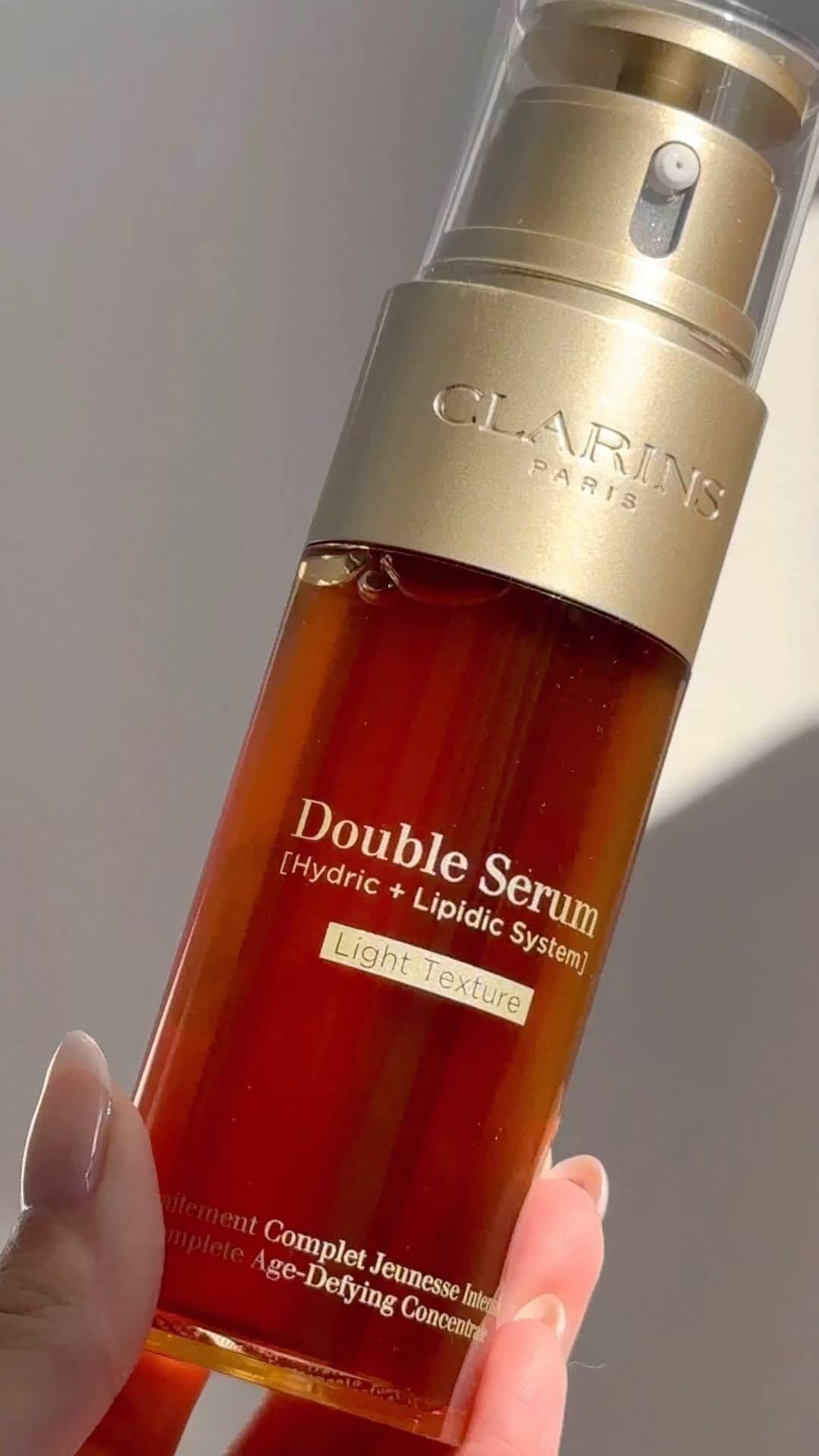 CLARINSのインスタグラム：「Living our lives like it’s golden with Double Serum Light ✨💛✨  #Clarins #doubleserum #oilyskincare」