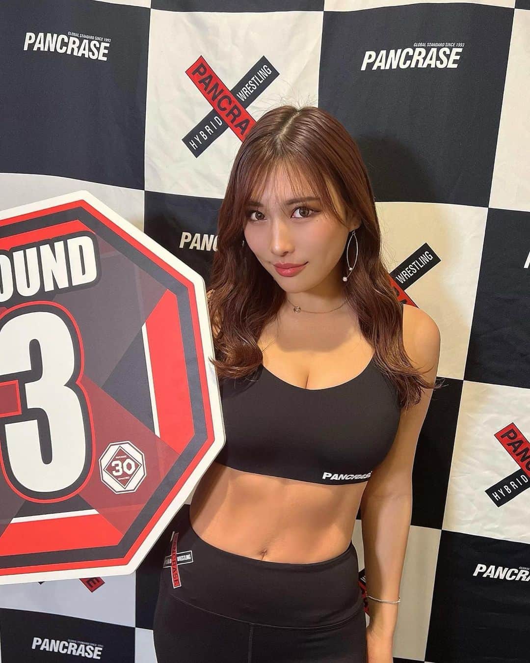  りさぶーのインスタグラム：「本日です 選手に見えてまう衣装やけどラウンドガールです🤣笑笑笑 . 日本語英語両方の解説あるので 海外の方にも見てもらいたいな アプリ放送は、12時15分から🥊❤️‍🔥 #MMA #boxing #pancrase」