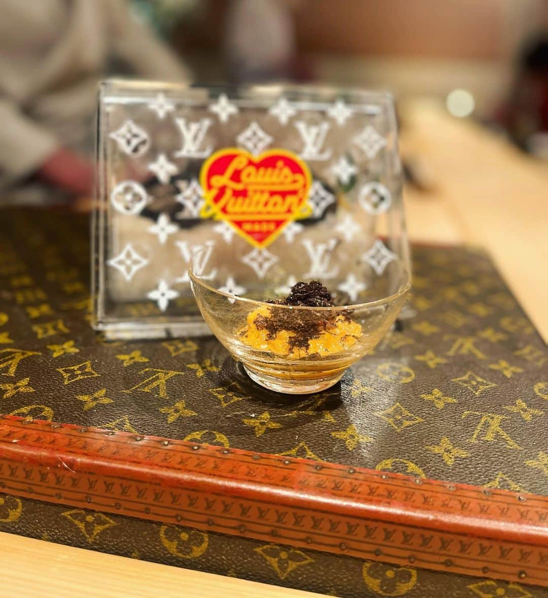 のインスタグラム：「初🥰 @尚充 🍣 #すし　#お寿司　#寿司屋 #鮨スタグラム #鮨好きな人と繋がりたい #鮨尚充 #寿司スタグラム #お寿司大好き #お寿司好きな人と繋がりたい #🍣　#日本酒好きな人と繋がりたい #日本酒女子 #和食　#予約困難店 #seafood #ginza #washoku #西麻布グルメ #酒スタグラム #グルメ女子 #グルメスタグラム #グルメ好きな人と繋がりたい #グルメな人と繋がりたい #恵比寿グルメ  #恵比寿 #六本木 #ビール #ワイン好きな人と繋がりたい   @fessmiwa ありがとう💙🧡」