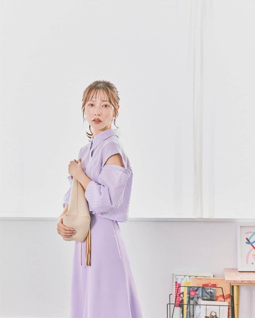 斉藤優里のインスタグラム：「今回のコーデが可愛いと思ったら 「💖」でコメントください！ ⁡ 今回の服も全部"今"発売されてる服を選んだので ぜひ参考にしてみて下さい！ ⁡ 肌見せもがっつりなのはあんまり得意ではないけど 程よい感じのは大好きです◎ 抜け感が出るし、春を感じる服装じゃないかな ⁡ 髪も普段結ぶ時は低めなんだけどこの時は いつもより気持ち高めにしてもらったよ！！！ 襟がついてるので高めに結んで首を長く〜 身長157cmで大きい方ではないから スタイル少しでもよく魅せたくて🥹🤍 ⁡ 個人的になかなか着ない色味のパープルも 軽く肌見せがあるとパープルパープル しないのでチャレンジしやすかったよ！！！ ⁡ これって伝わる？笑 ⁡ コメントも沢山お待ちしております♡♡♡ ⁡ ——— ⁡ shirt…. @lilliancarat_official skirt…@lilliancarat_official pierce...@anemone_official bag... @gallardagalante pumps...@dianashoespress ⁡ ——— ⁡ #今日の服 #今日のコーデ #ゆったんコーデ #斉藤優里 #ゆったん」