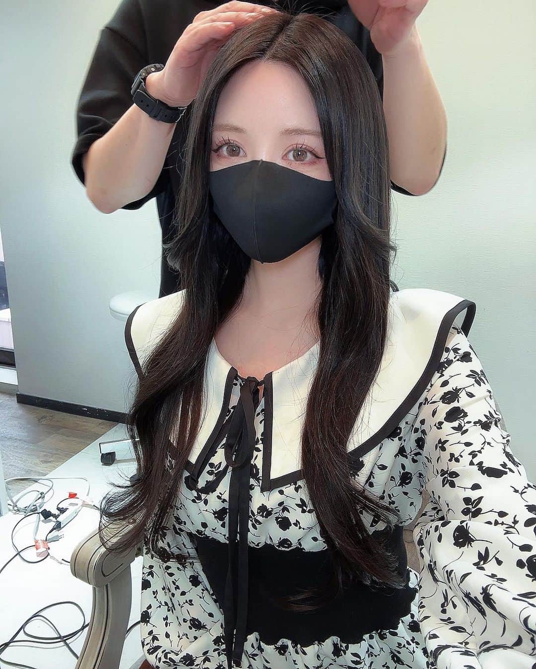 武藤静香さんのインスタグラム写真 - (武藤静香Instagram)「. new  hair💈 鬼ロング清楚ワンホン🇨🇳 . @tamako_tamako  . . #エクステ#暗髪#黒髮#ロングヘア#ワンホン#センターパート#ワンホンヘア #韓国ヘア#襟#Rady#モノトーンコーデ」3月26日 11時52分 - mutoshizuka0204