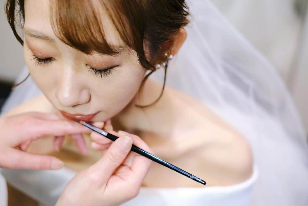 マリエカリヨン名古屋のインスタグラム：「@marieecarillon . 撮影指示書にマスト！な お支度ショット💍🌿 挙式前のドキドキも お写真に残してくださいね･:* . ▼ブライダルフェアは インスタのTOPからご予約が出来ます⚐ ＞＞＞ @marieecarillon . マリエカリヨン名古屋では、 お客様の安心安全を考慮して、 業界のガイドラインに沿って、 感染症対策を行ったうえで、 営業を行っております。 オンラインでのご相談も受け付けておりますので、 お気軽にお問合せ下さい。 . ------------------ . @marieecarillonをフォローして #マリエカリヨン #マリエカリヨン名古屋 のハッシュタグをつけて お写真を投稿してみてくださいね✳︎ . こちらの公式IG（@marieecarillon） で取り上げさせていただきます♡ . #式場見学 #プレ花嫁 #結婚式準備 #プロポーズされました #入籍 #婚約 #ブライダルフェア #名古屋結婚式 #愛知プレ花嫁 #ウェディングレポ  #大聖堂  #大人可愛い #卒花しました #式場迷子 #披露宴会場  #式場選び #日本中の花嫁さんと繋がりたい #東海花嫁 #名古屋花嫁 #mydress #nagoya  #weddingdress #weddingparty #撮影指示書#お支度ショット #結婚式ヘア#2023春婚  #2023秋婚」